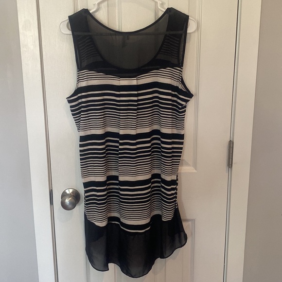 Studio Y Hi Lo Sleeveless Blouse - Picture 2 of 6